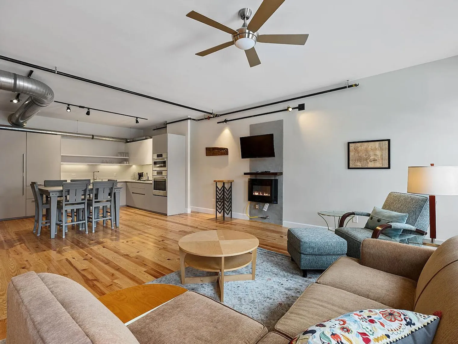 4 bed, 4.0 bath, 2960 sqft, $7,314 — Photo 3