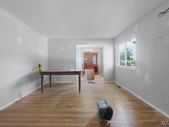 2nd image of 1684 Kew Gardens Dr