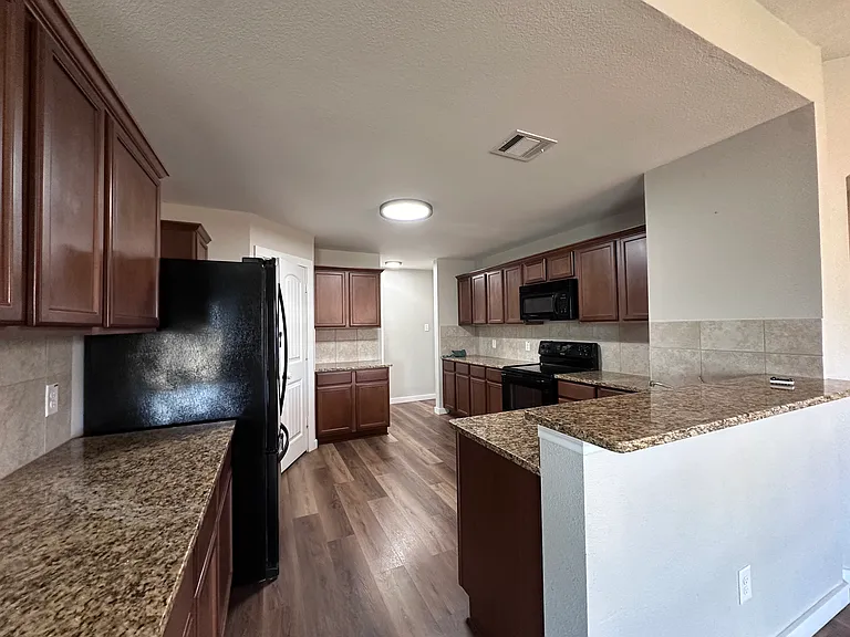 1404 Pampa Grass Dr — Photo 9