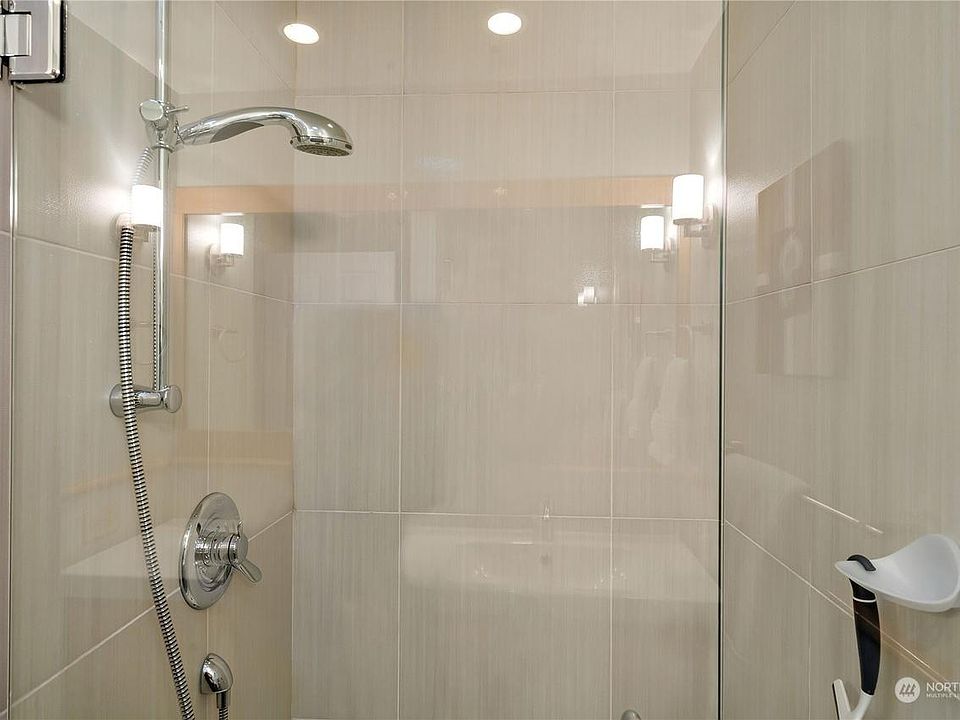1st image of 13717 NE 70th Pl