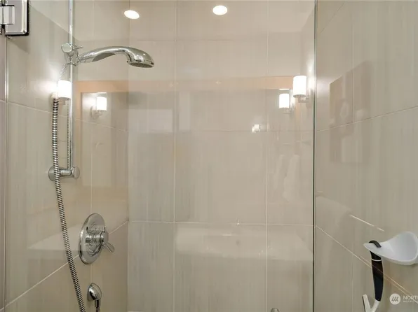 13717 NE 70th Pl, Redmond, WA 98052