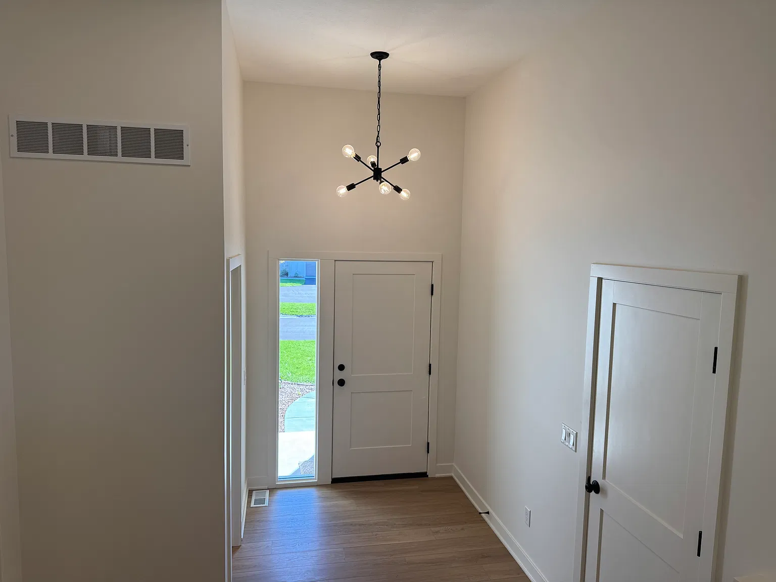 2 bed, 1.5 bath, 1327 sqft, $2,550 — Photo 3