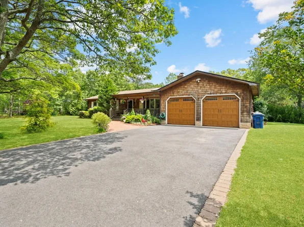 8 Jackson Avenue, Hampton Bays, NY 11946