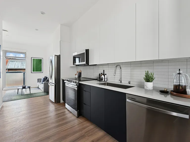 Evani 3223 Wilshire — Photo 32