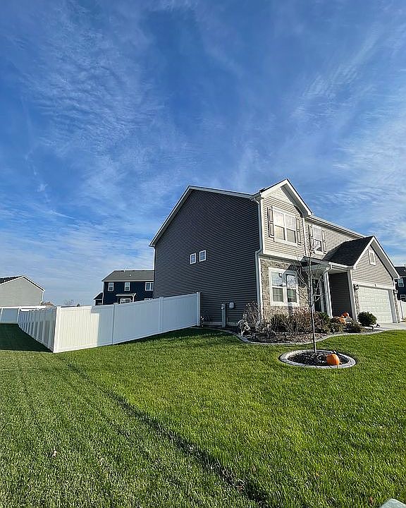 2nd image of 2929 Lavender Ln