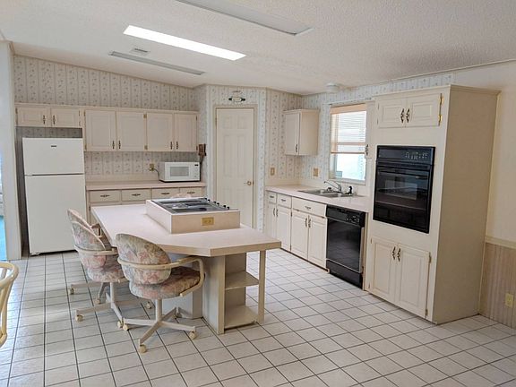 5th image of 230 Lake Huron Dr