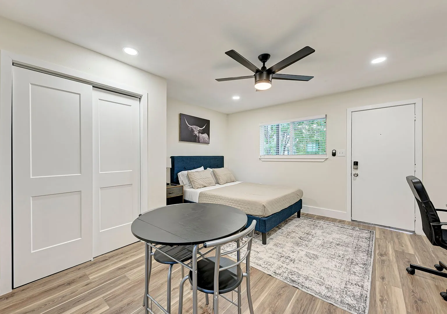 For Lease Fully Furnished Studio Near UT — Photo 2