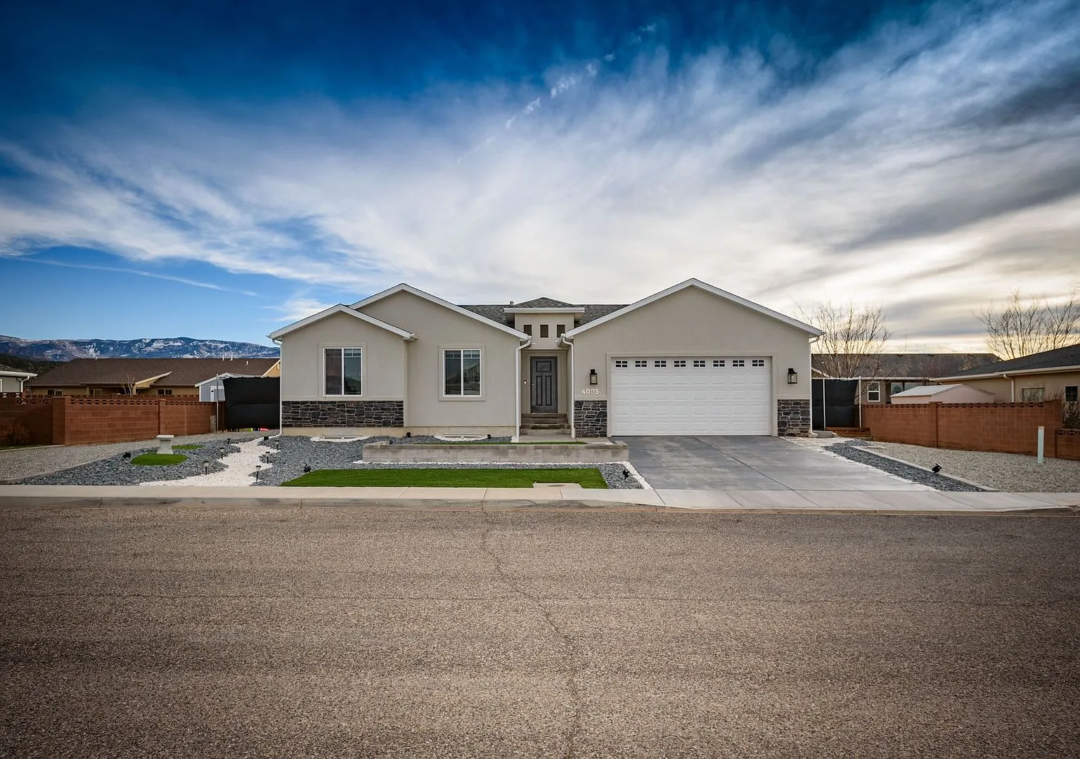 Beautiful Custom Home ! — Photo 2