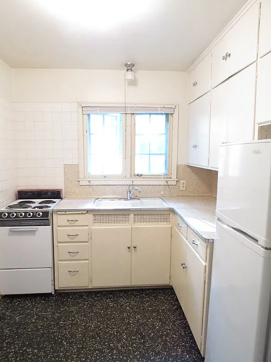 1406 Drake St — Photo 3