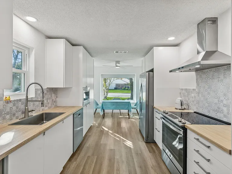 849 N Riverside Dr — Photo 5