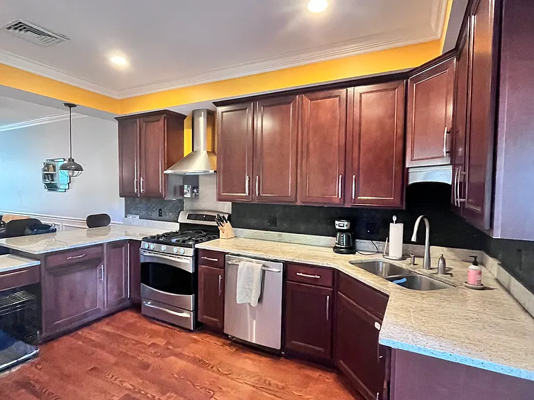 584 E 8th St #3 — Photo 1