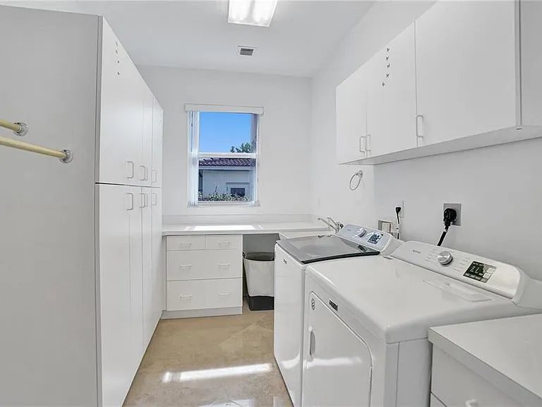 1033 Brooks Ln — Photo 18