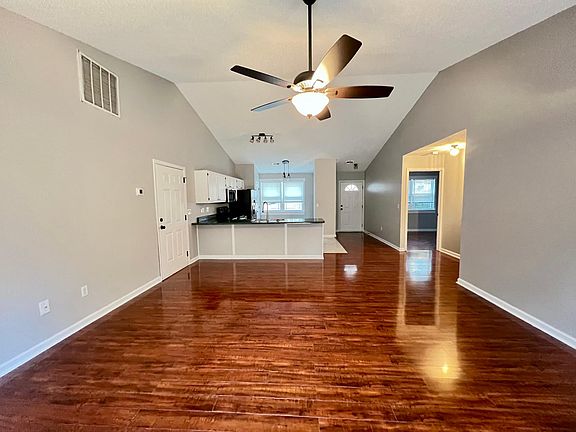 3rd image of 104 Greenleaf Dr