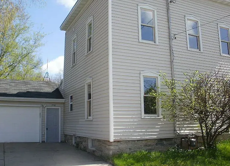 1918 E John St — Photo 1