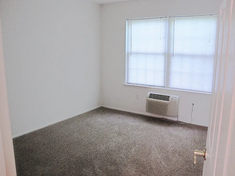 Woodbridge at Farmingdale Apartments — Photo 5