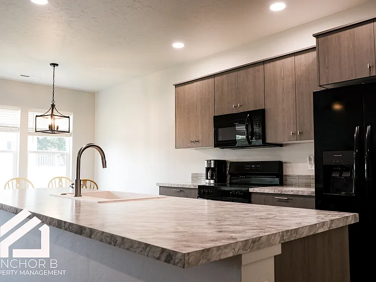 943 E 18th St N — Photo 11