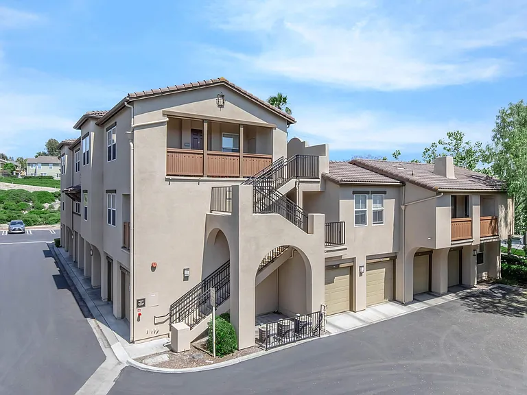 Laurel Vista Apartment Homes — Photo 10