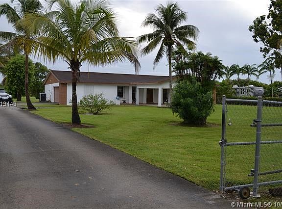 Long driveway in the front.