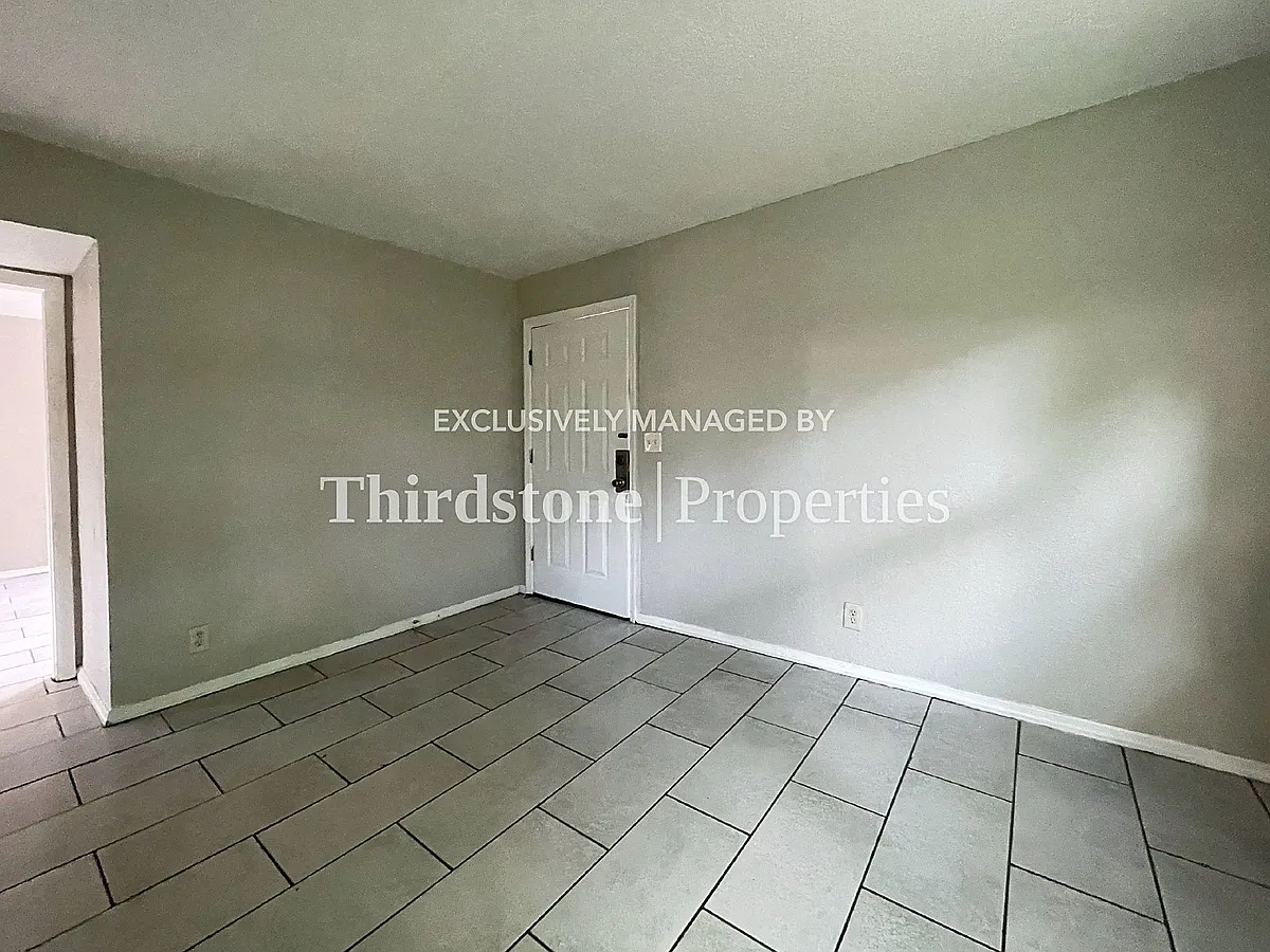 Building Photo - 1437 W 26th St #4