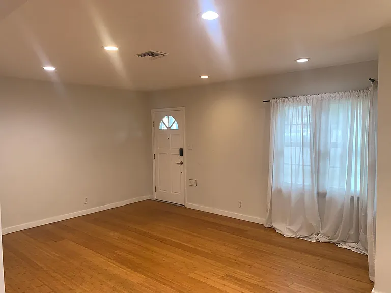 3716 W Victory Blvd — Photo 7