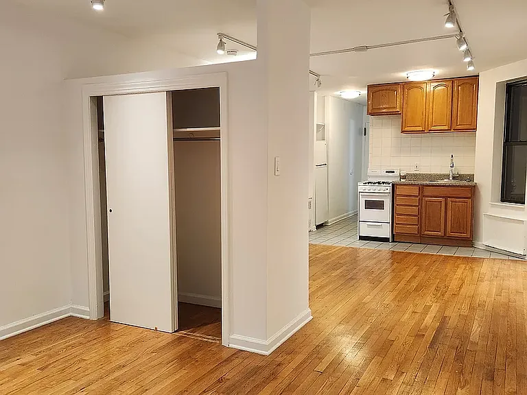 216 E 29th St #3G — Photo 5