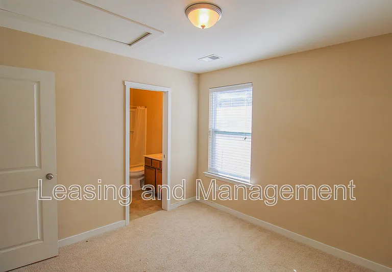 4946 Ballantine Dr — Photo 13