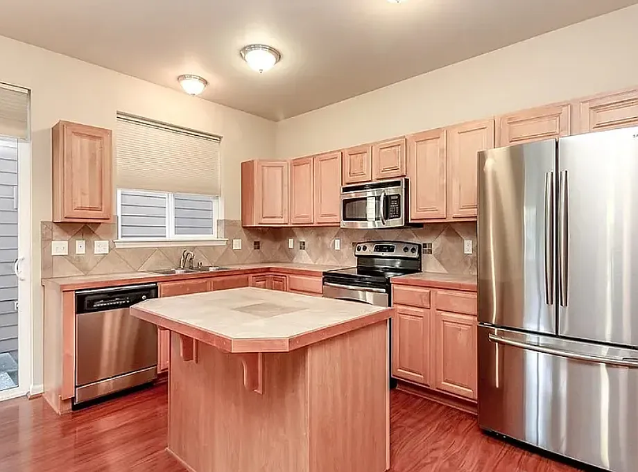 3 bed, 1887 sqft, $2,500 — Photo 2