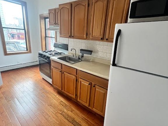 3rd image of 623 Manhattan Ave #1
