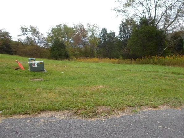 36 Summit Dr, Cedar Bluff, VA 24609