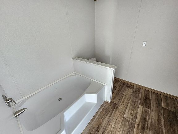 5th image of 2728 Leo Dr.