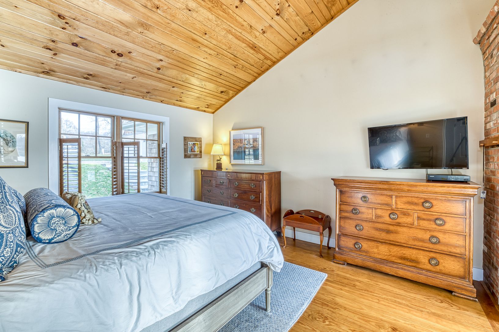  Master Bedroom with Vaulted Cieling