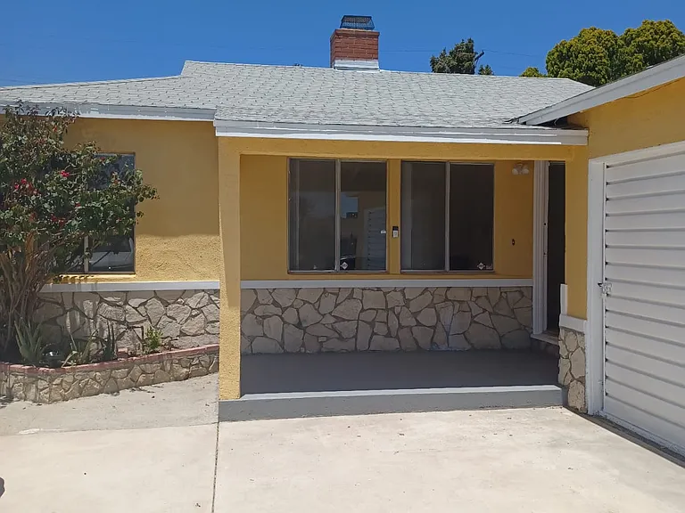 10847 Saticoy St — Photo 2