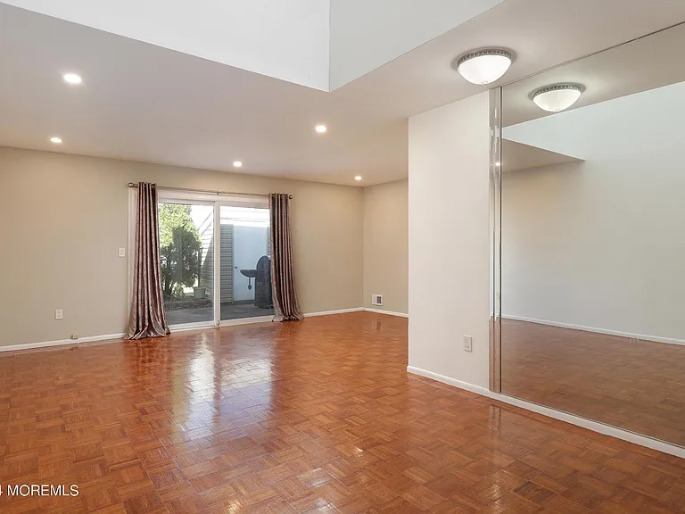 2 Elizabeth Ct — Photo 12