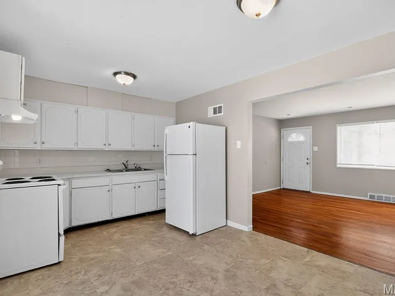 296 Meadowcrest Dr — Photo 4