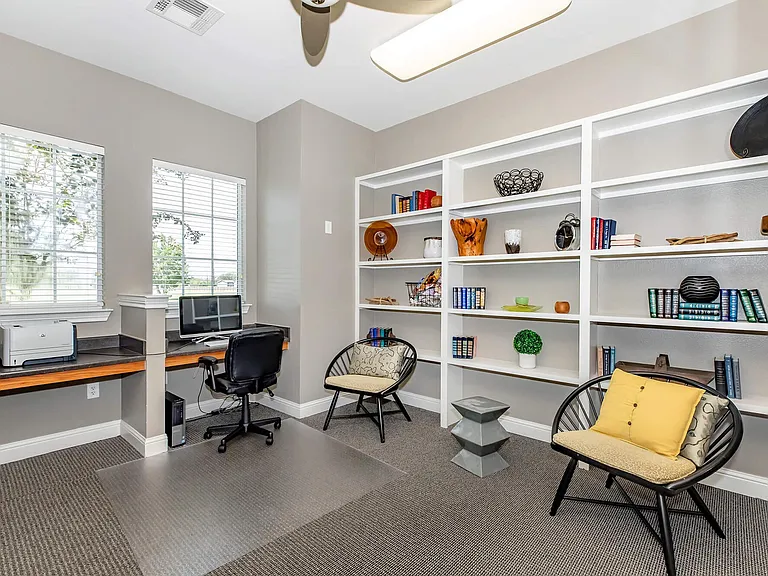 Pointe Royale Apartments — Photo 9