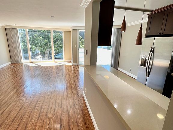 4th image of 248 S Doheny Dr