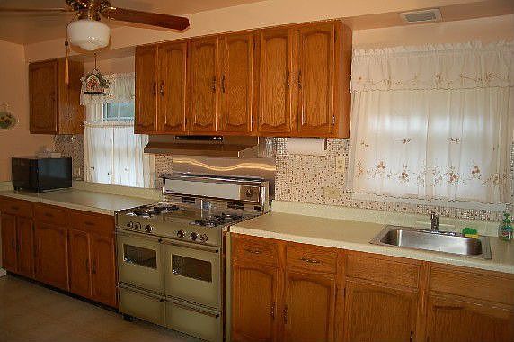 Kitchen - Oak Cabinets