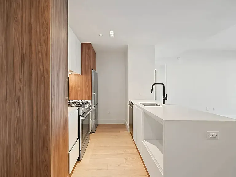 224 W 124th St #1300 — Photo 6