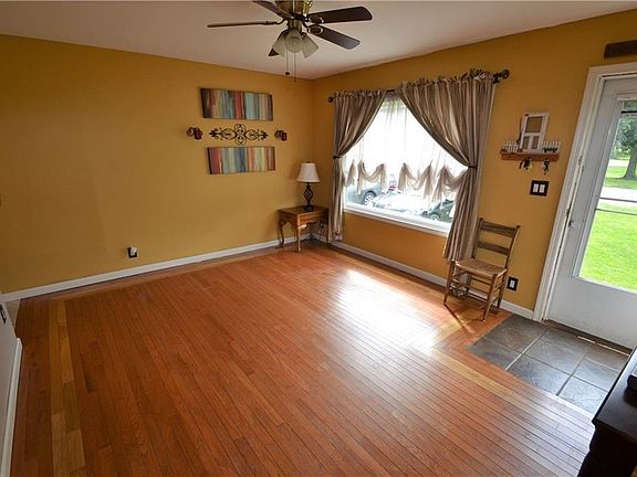 5th image of 323 E Foster St