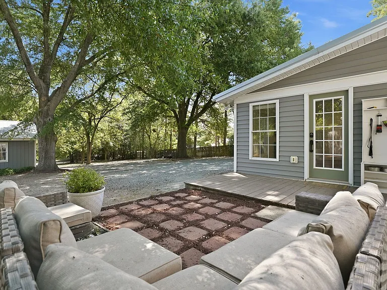 1425 Central Dr — Photo 44