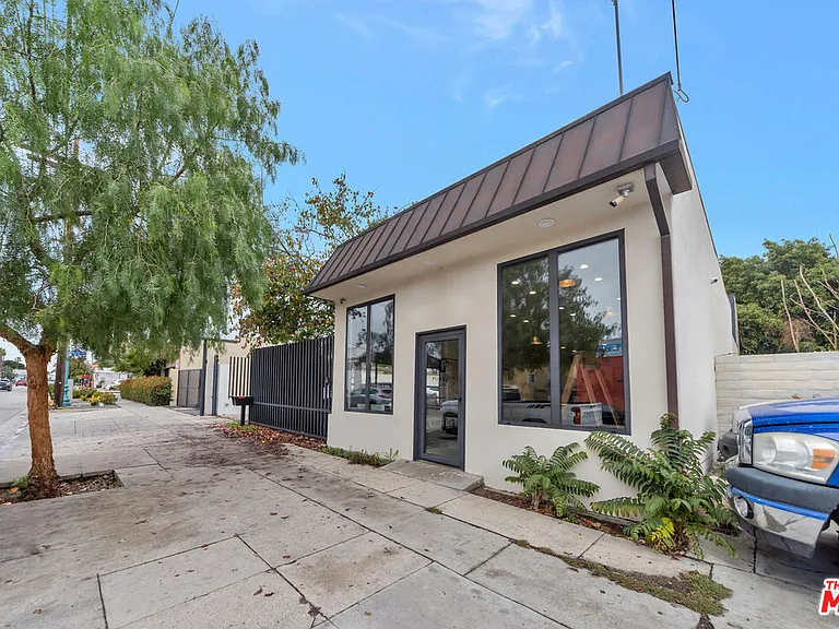 10835 Magnolia Blvd — Photo 2