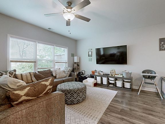 3rd image of 334 Banbury Dr