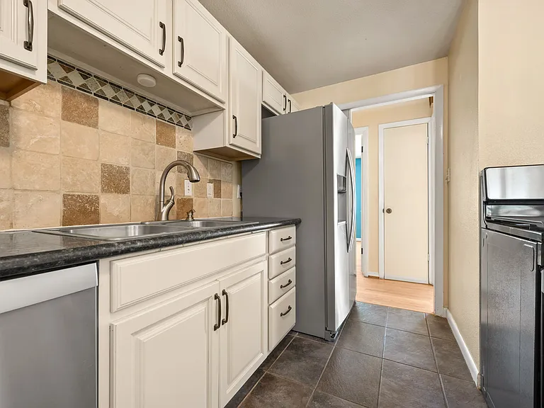 2140 Robin Dr — Photo 16