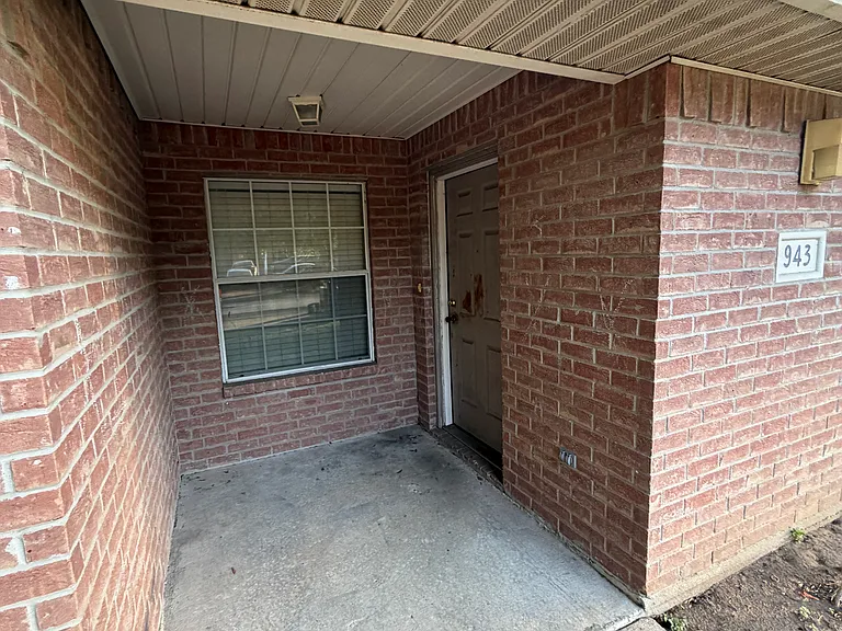 943 Sun Meadow St — Photo 1