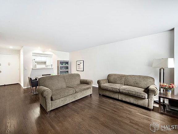 3rd image of 313 W 22nd St