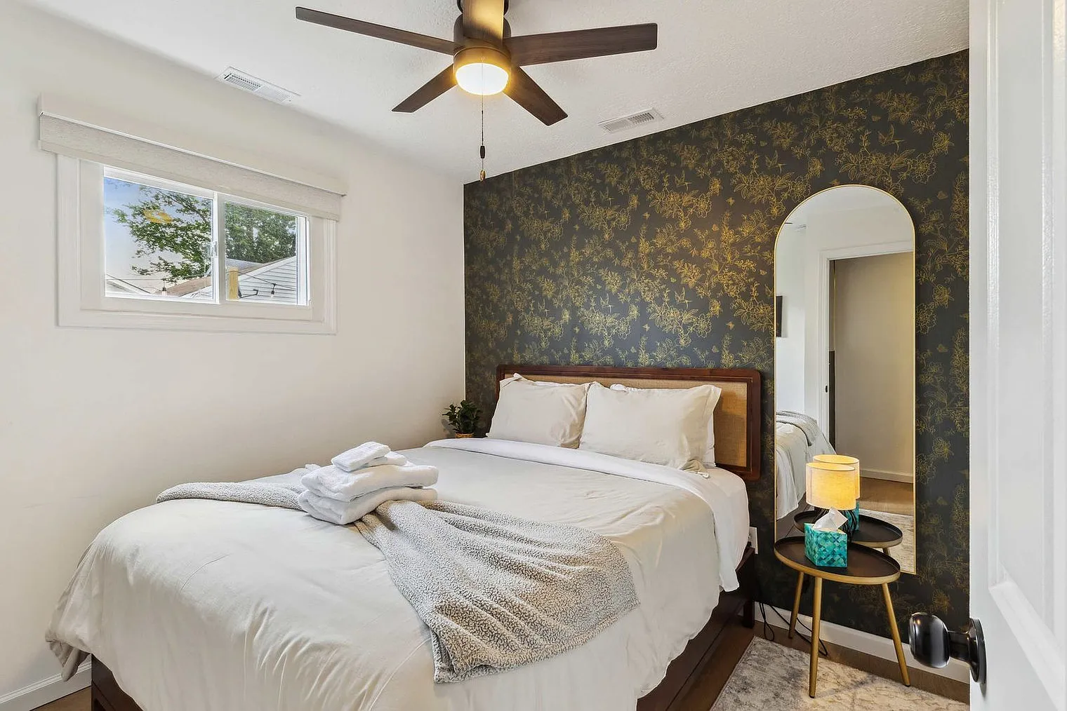 3 bed, 1.0 bath, 1054 sqft, $4,768 — Photo 4