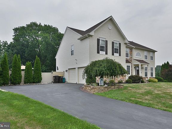 5th image of 1015 Hickory Ridge Dr