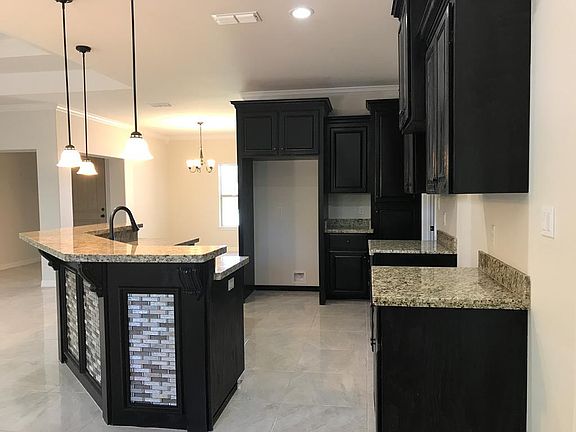 3rd image of 1002 Arroyo Cir