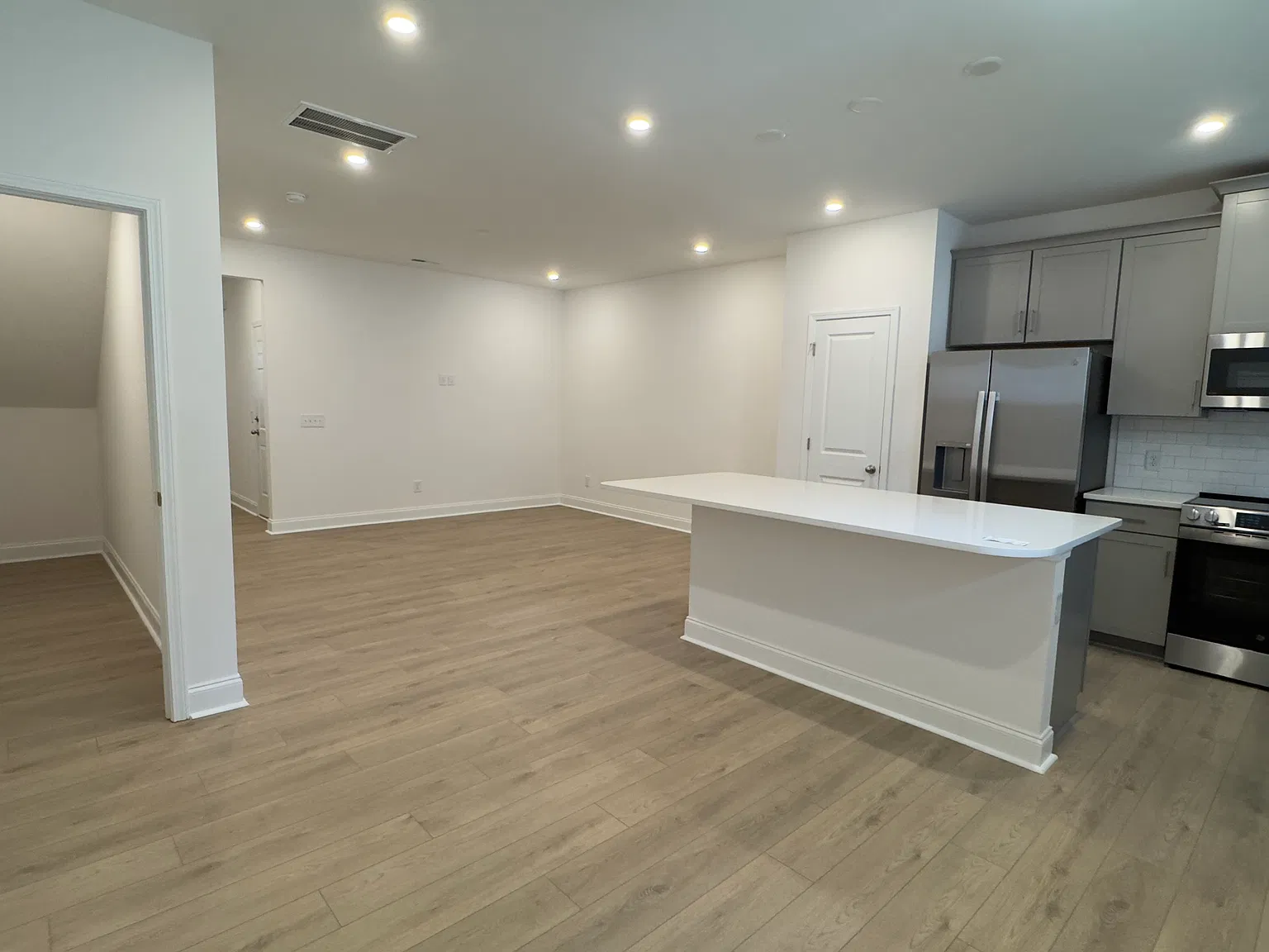 3 bed, 2.5 bath, 1602 sqft, $2,200 — Photo 2