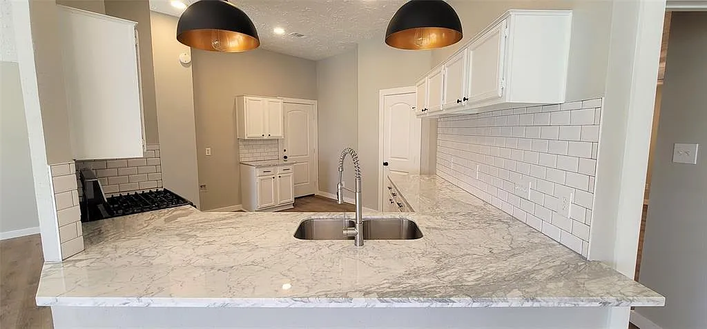 3 bed, 2.0 bath, 1615 sqft, $2,199 — Photo 2